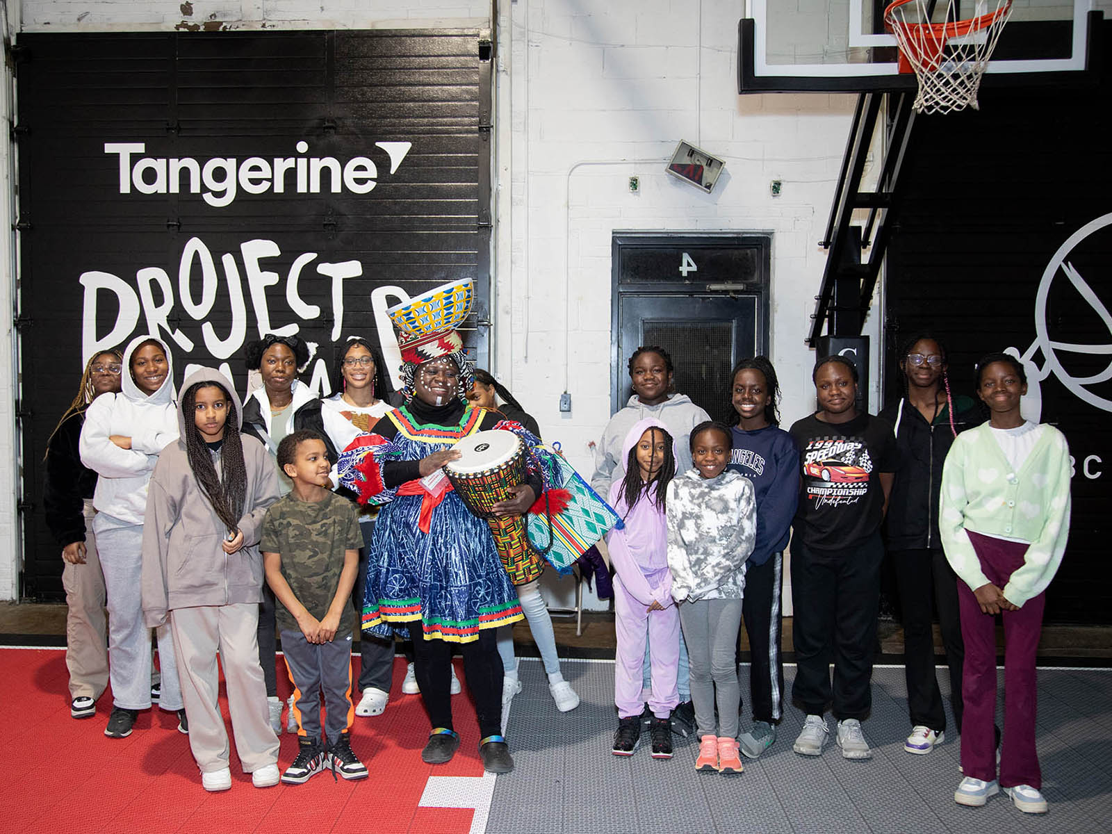 Le camp Lady Ballers a célébré le Mois de l’histoire des Noirs en donnant une leçon de djembé. Photo: Jessica Smith