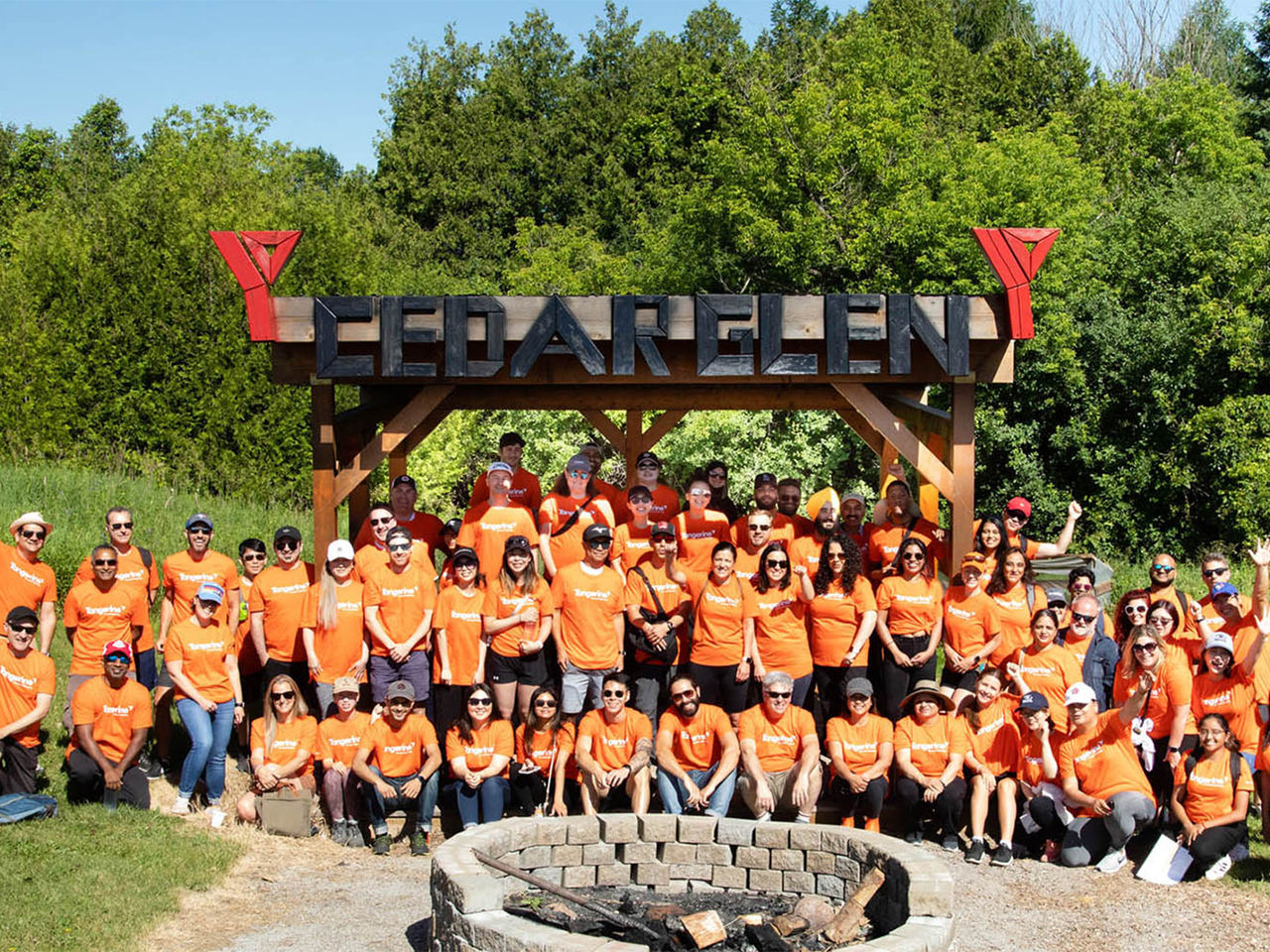 Un grand groupe d’employés de Tangerine au centre de plein air YMCA Cedar Glen.