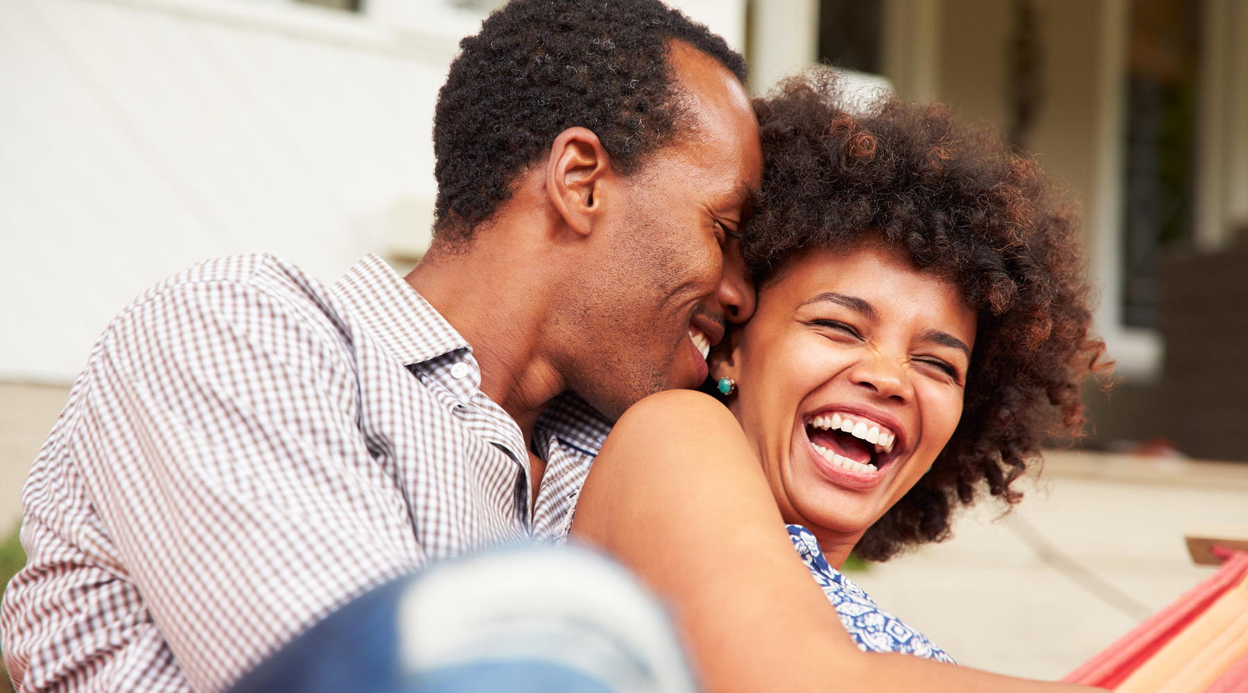 Americans wife. Афроамериканцы любовь. Парень смеется. Happy Black couple. Счастливые латиноамериканцы.